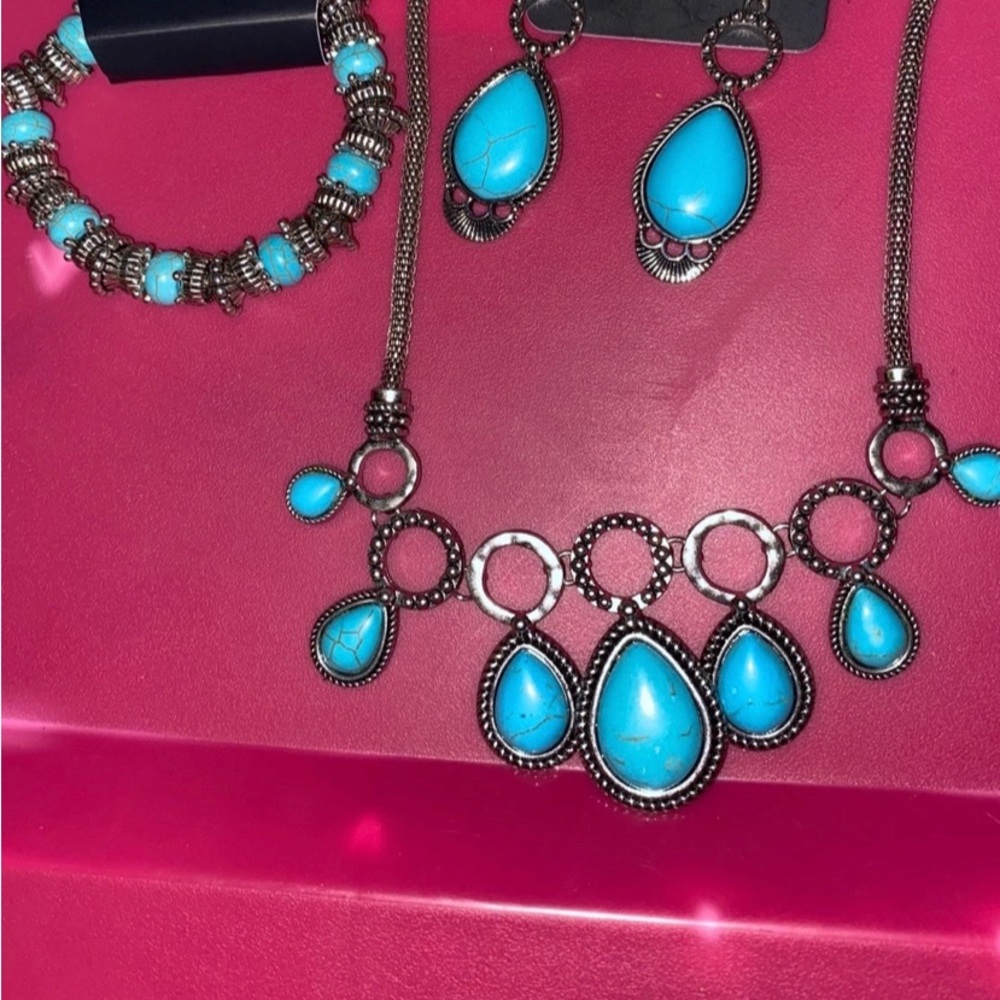 Women’s jewelry set!! Necklace earrings & bracelet